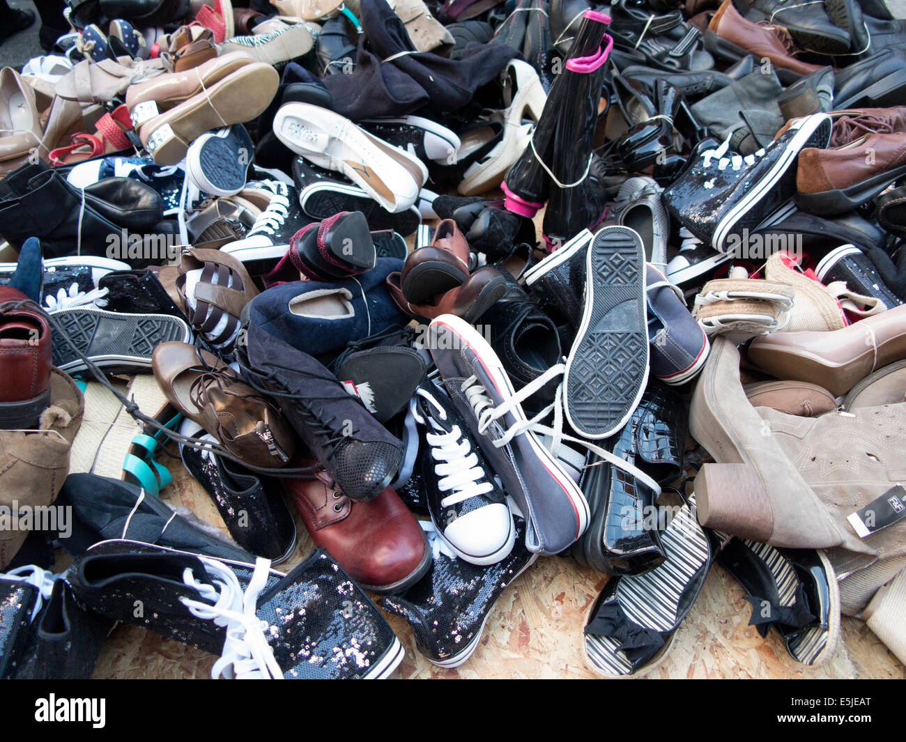 Zapatos usados para la venta fotografías e imágenes de alta resolución -  Alamy