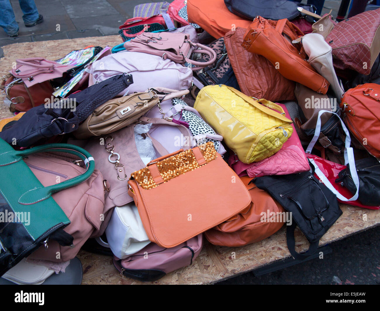 Bolsos bolsos fotografías e imágenes de alta resolución - Alamy