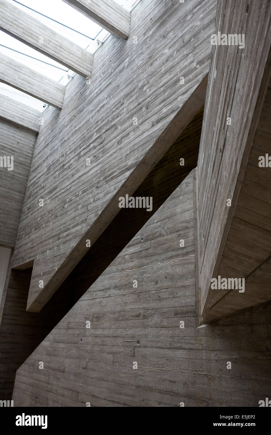 La moderna arquitectura de hormigón escalera interior Foto de stock