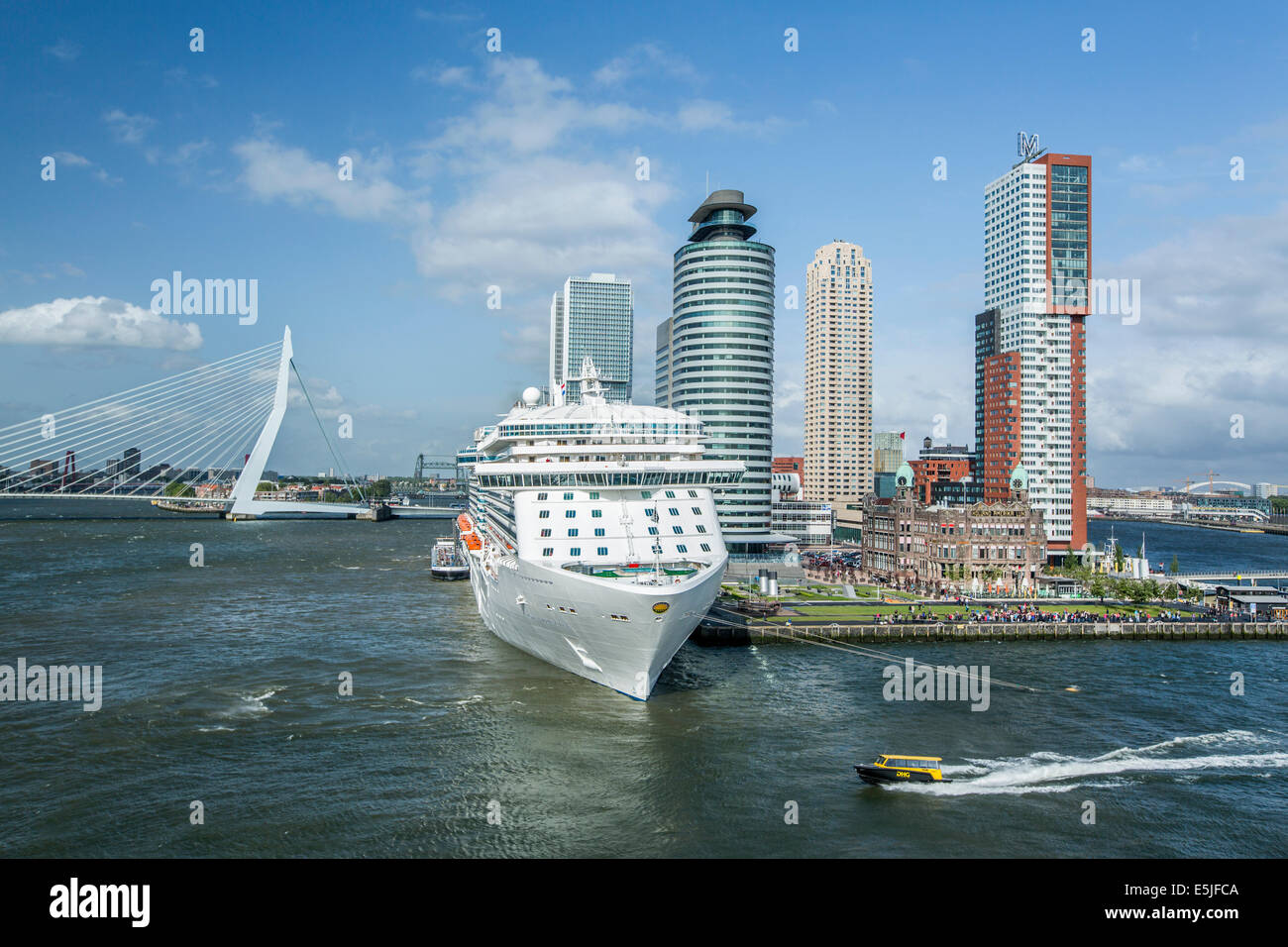 Países Bajos, Rotterdam, distrito de Kop van Zuid. Crucero Ocean Princess. El Hotel New York, Holland America Line. Puente Erasmus Foto de stock