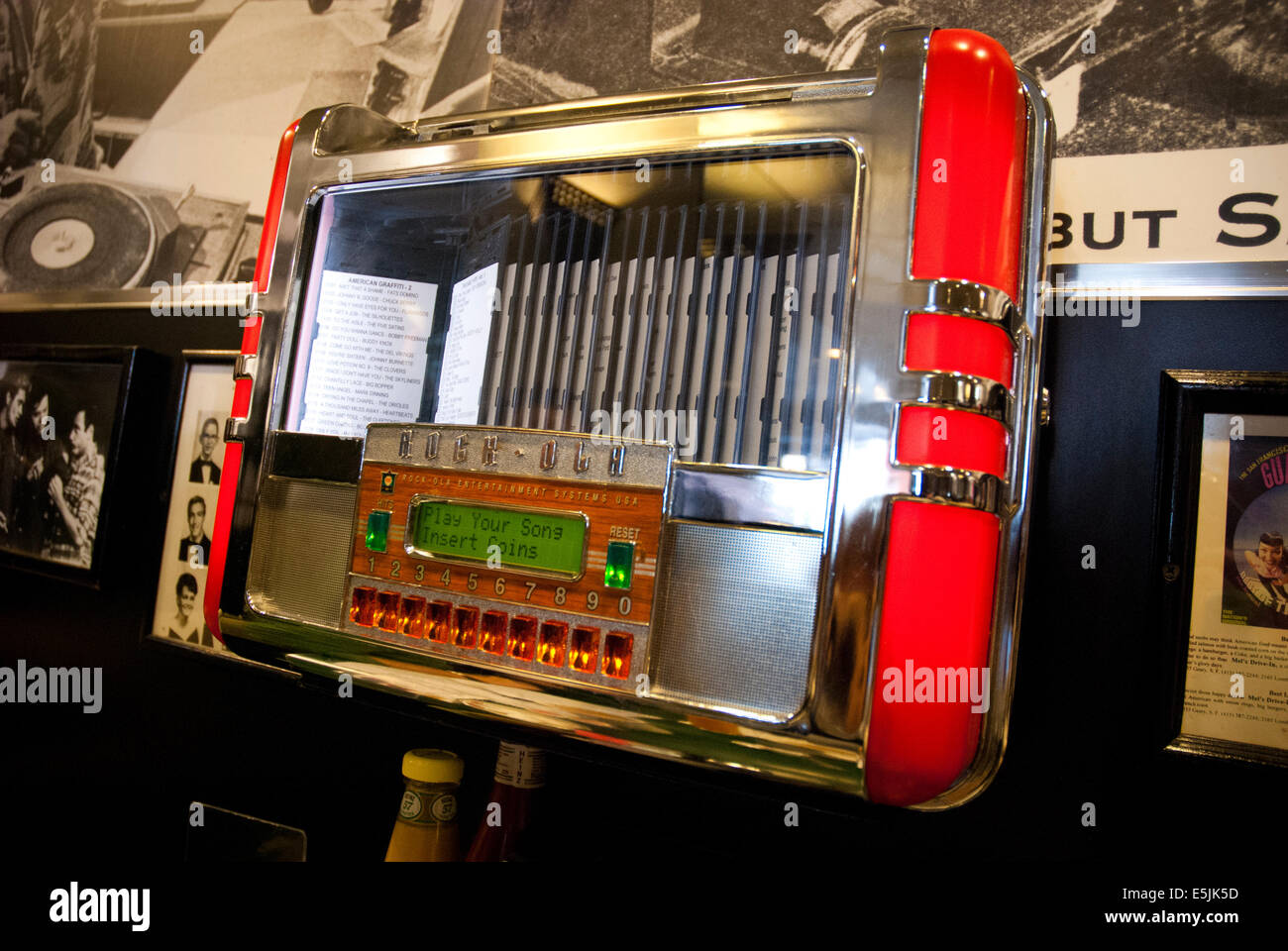 Jukebox ola de rock en una mesa en un restaurante americano, San Francisco, EE.UU. Foto de stock
