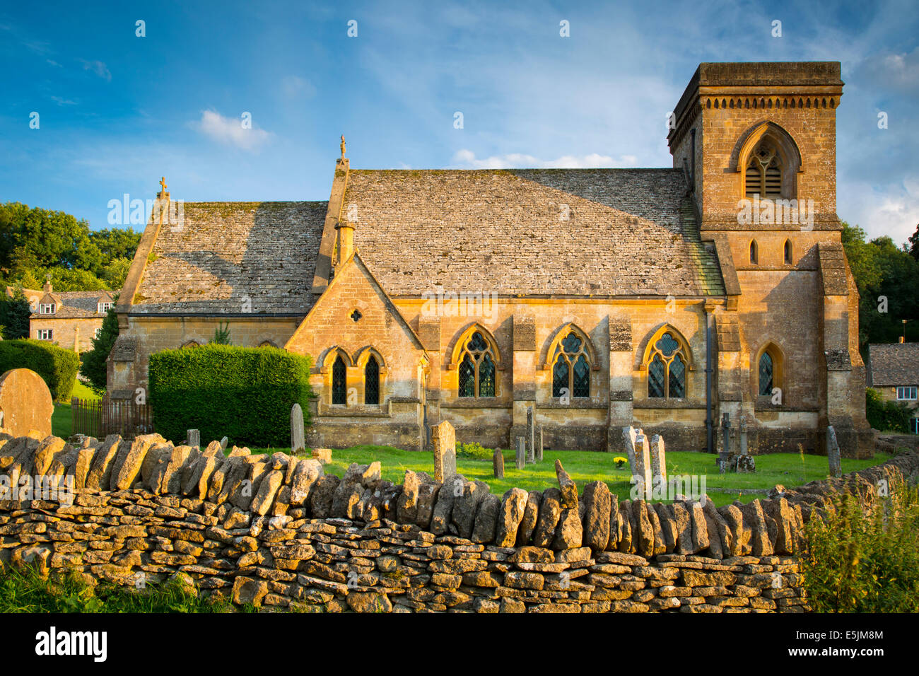 Por la noche la luz solar en la Iglesia de San Bernabé, Snowshill, los Cotswolds, Gloucestershire, Inglaterra Foto de stock