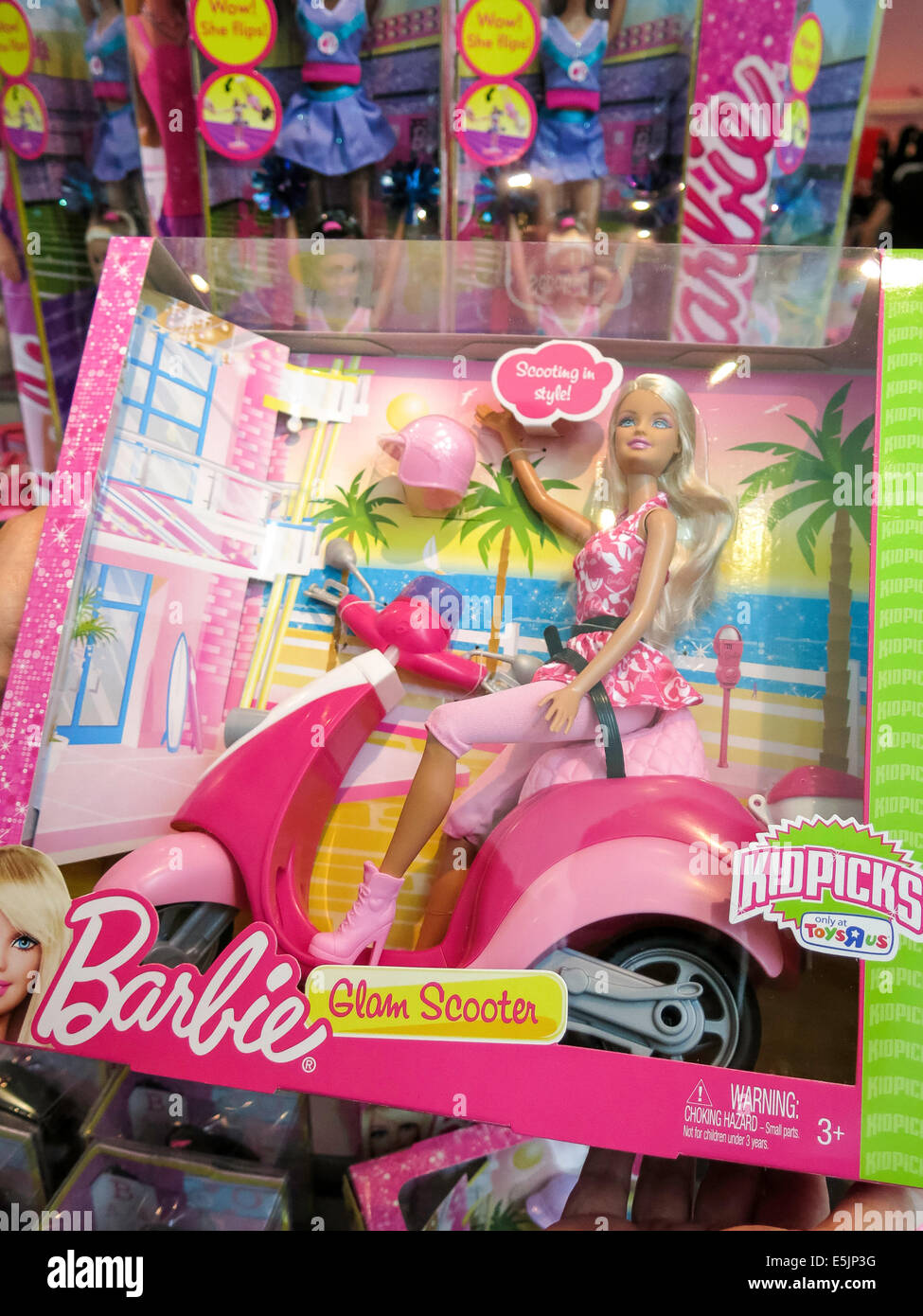 Glam Barbie Rosa Scooter y Doll Mostrar, FAO Schwarz tienda de juguetes Estrella Interior, NYC Fotografía de stock -