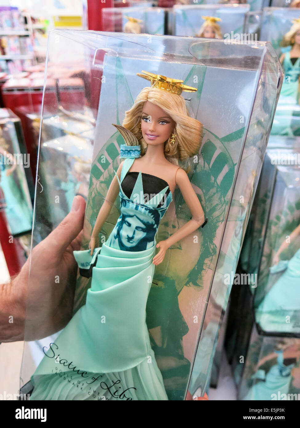 Muñeca Barbie,la estatua de la libertad, la FAO Schwarz insignia de muñecas  de juguete, el interior de la tienda NYC Fotografía de stock - Alamy