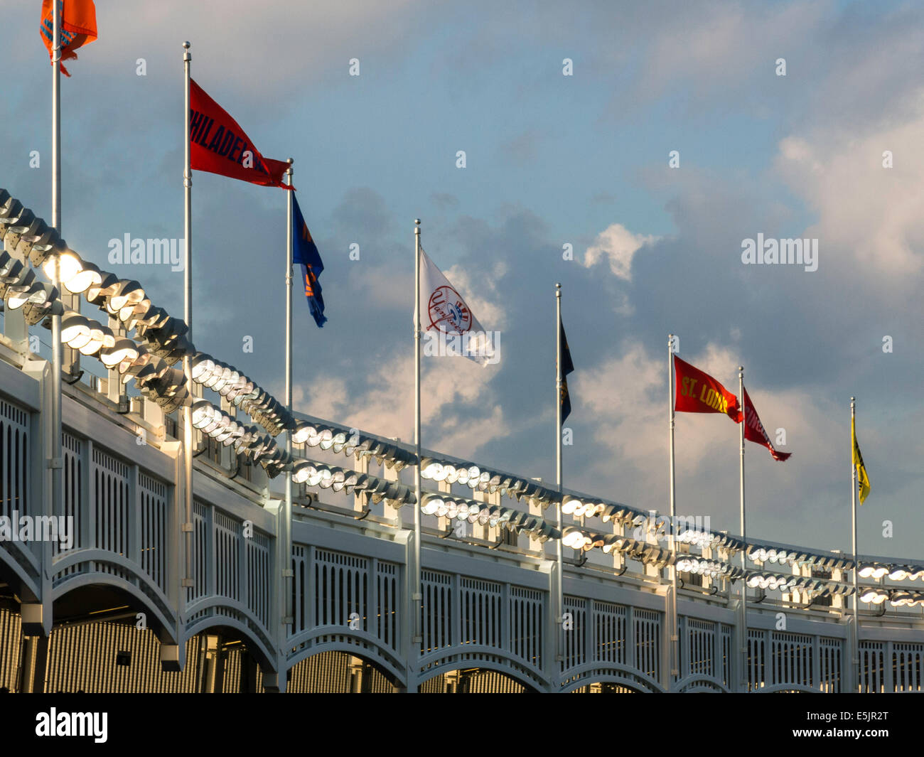Yankee stadium flags fotografías e imágenes de alta resolución - Alamy