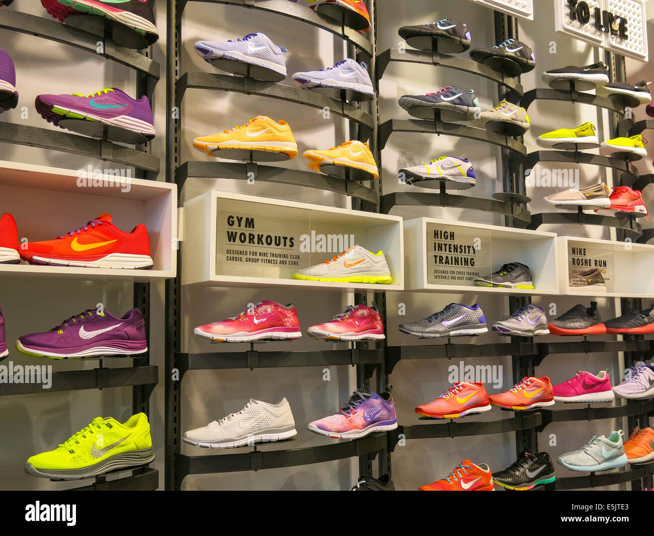 Zapatillas Nike con logotipo Swoosh, pantalla, NYC Fotografía de stock -  Alamy