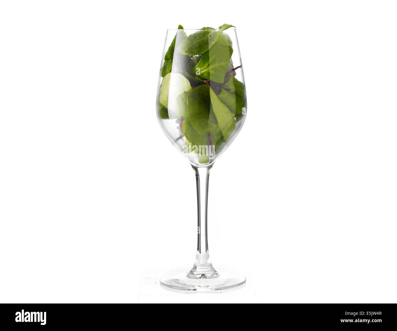 Ensalada de hojas en una copa de vino Foto de stock
