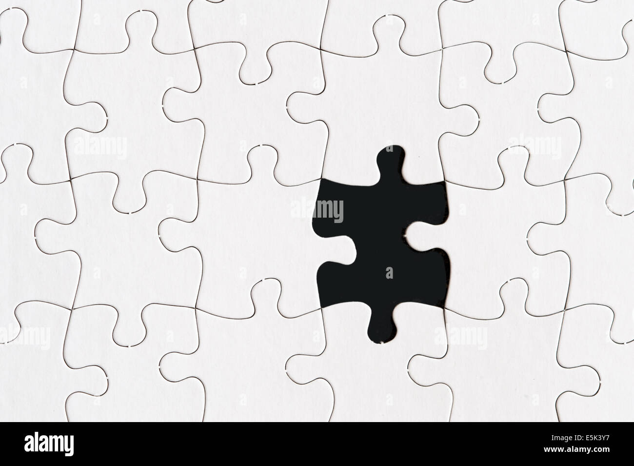 Jigsaw Puzzle en blanco con una pieza faltante Foto de stock