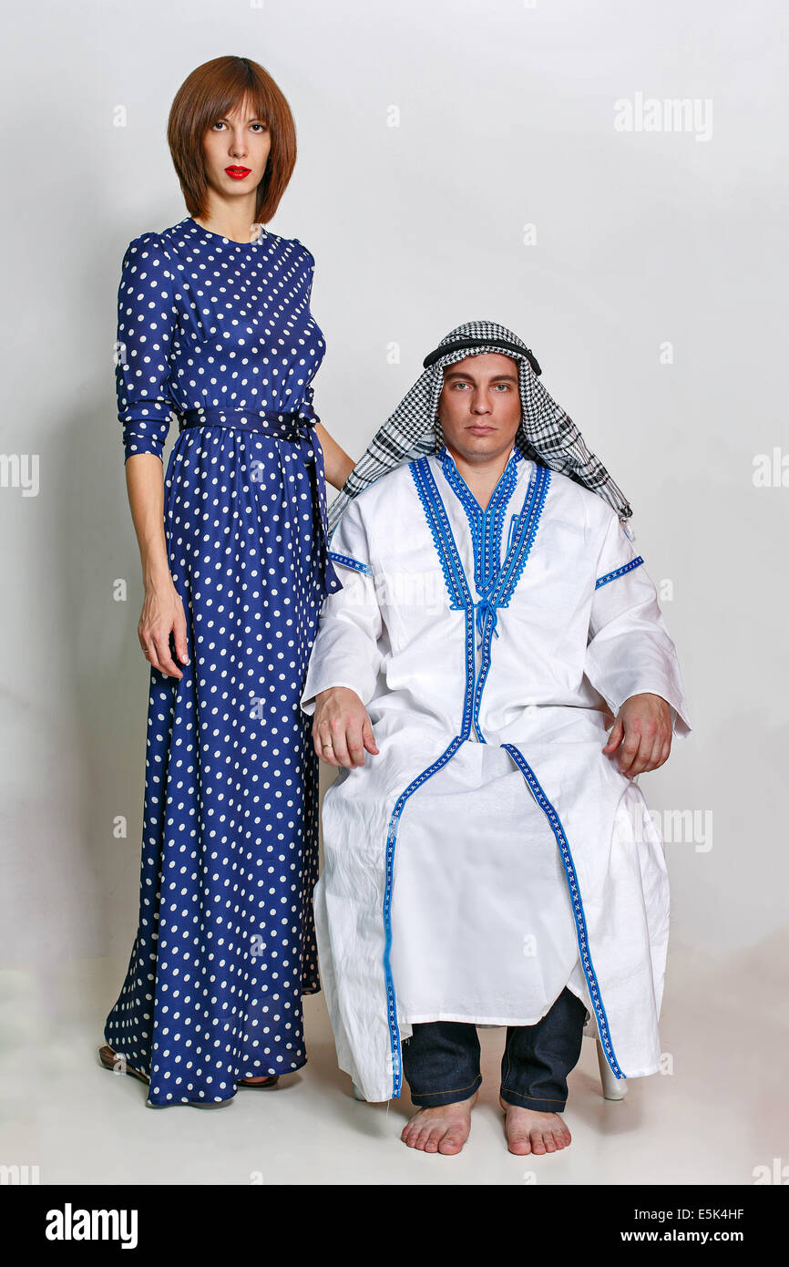 Musulmán Árabe Moderno en la vestimenta tradicional nacional y su esposa Fotografía de stock Alamy Musulmán Árabe Moderno en la vestimenta tradicional nacional y su esposa Fotografía de stock Alamy