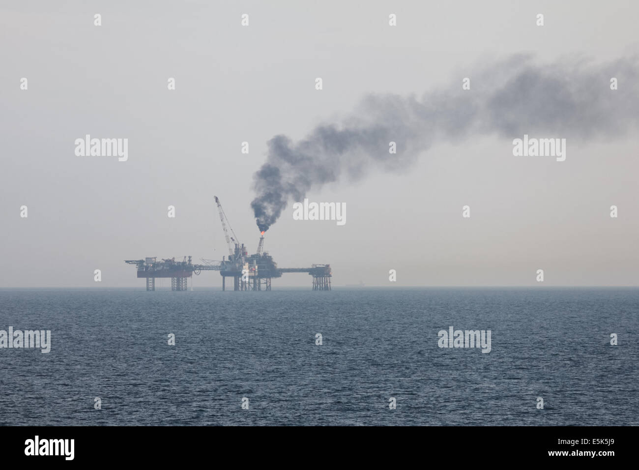 El Douglas complejo de aceite en el Mar de Irlanda, en la costa del norte de Gales Foto de stock