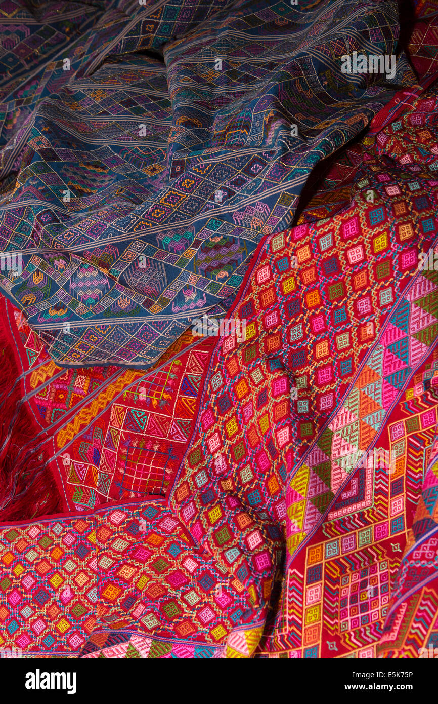 Bhután oriental, Lhuentse, Khoma village, artesanías, telas de seda tejidas a mano Kishuthara Foto de stock
