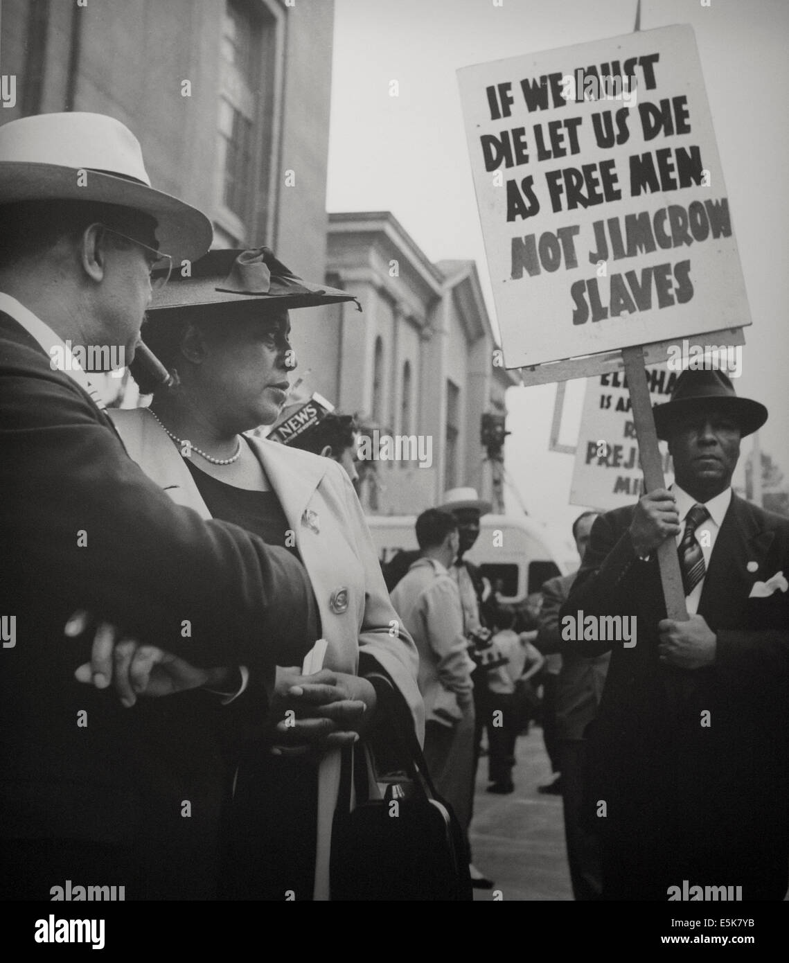 La protesta de los derechos civiles afroamericanos 1960 - Negro - Hombre con cartel "Si Debemos Morir Muramos nosotros como hombres libres, no esclavos Jim Crow Foto de stock