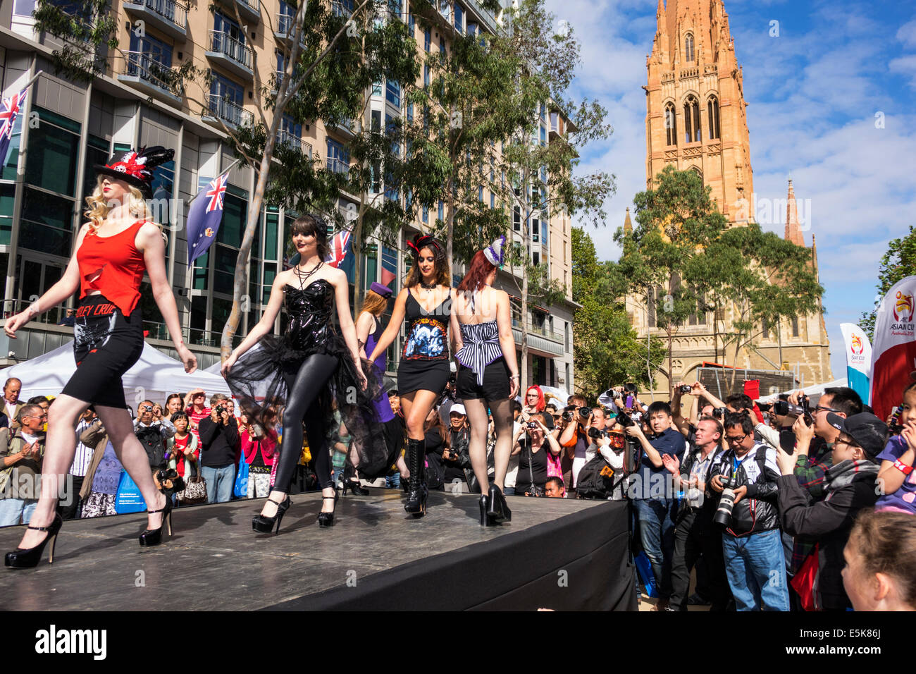 Melbourne Australia,Swanston Street,Plaza de la ciudad,festival,Lord Mayor's Student Welcome,desfile de moda,pista,mujer mujer mujer mujer,modelo,posando,pos Foto de stock