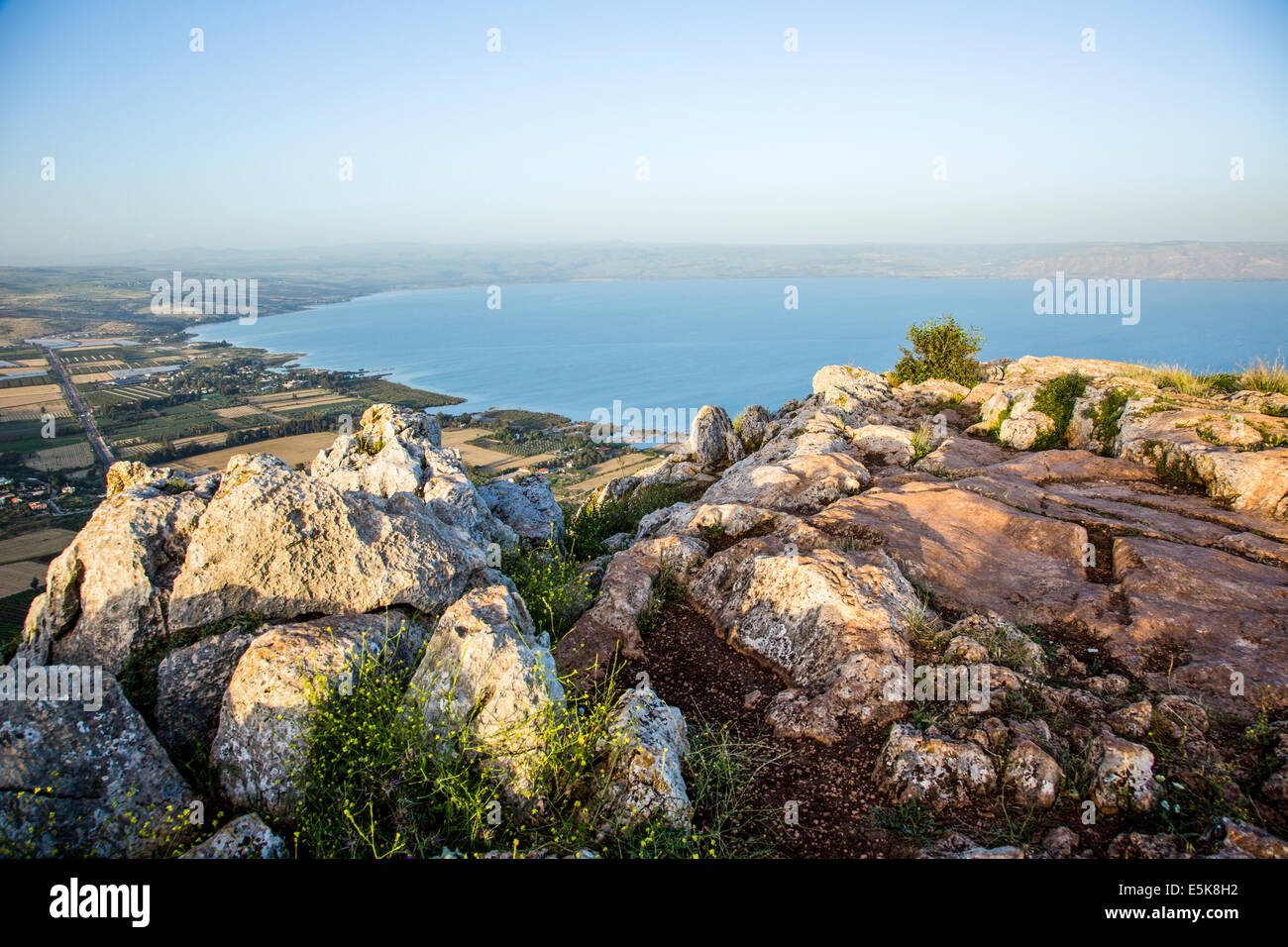 Israel, la Baja Galilea, el Mar de Galilea, como se ve desde la montaña Arbel Foto de stock