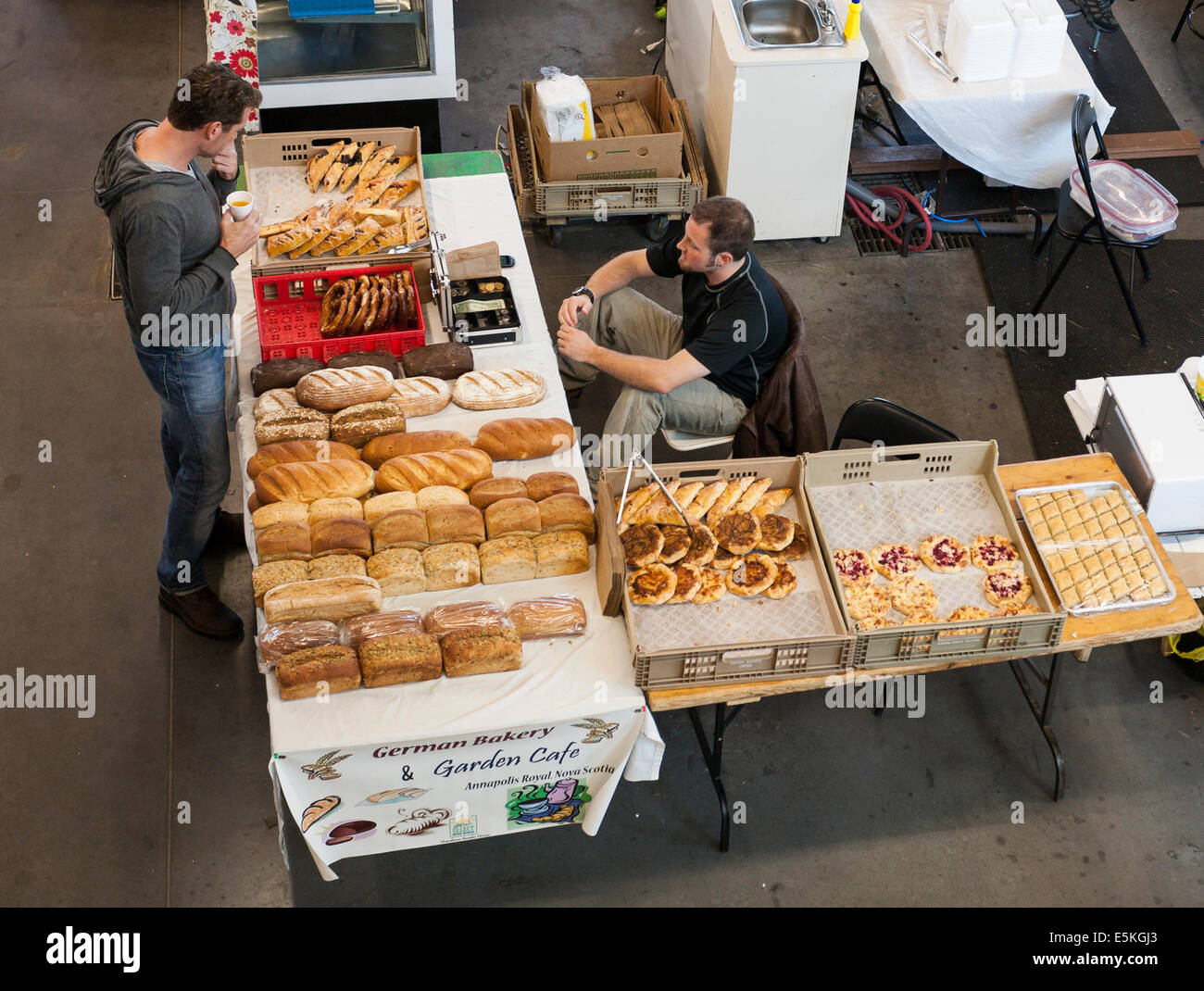Elección difícil en la panadería. Un cliente se detiene para elegir