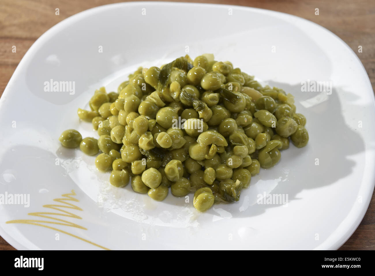 Comida italiana tradicional: estofado de guisantes con cebolla Foto de stock