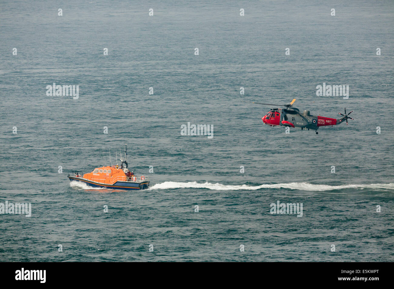 Rescate en el Mar de aire; Bote Salvavidas; el helicóptero; Land's End; Cornwall; UK Foto de stock