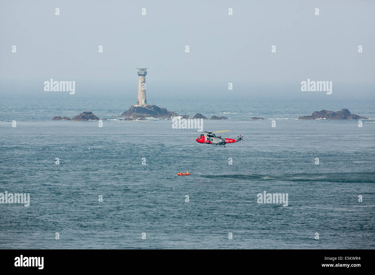 Rescate en el Mar de aire; Bote Salvavidas; el helicóptero; Longships Faro; Land's End; Cornwall; UK Foto de stock