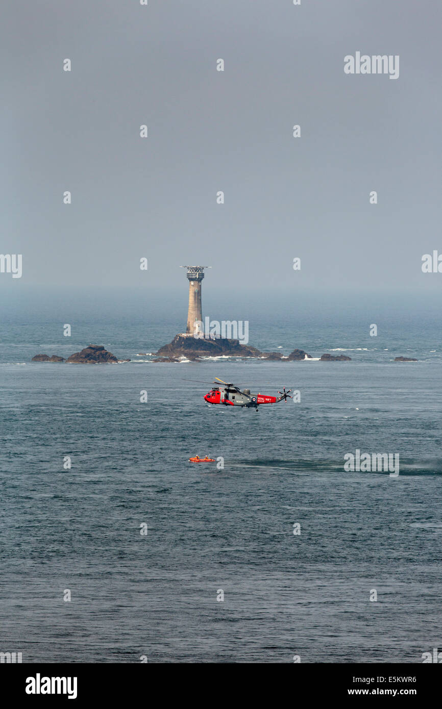 Rescate en el Mar de aire; Bote Salvavidas; el helicóptero; Longships Faro; Land's End; Cornwall; UK Foto de stock