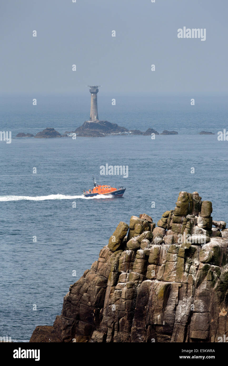 Rescate en el Mar de aire; Bote Salvavidas; Longships Faro; Land's End; Cornwall; UK Foto de stock