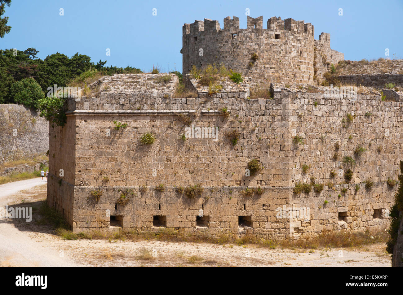 Murallas y foso fuera del casco antiguo, la ciudad de Rodas, la isla de Rodas, islas del Dodecaneso, Grecia, Europa Foto de stock