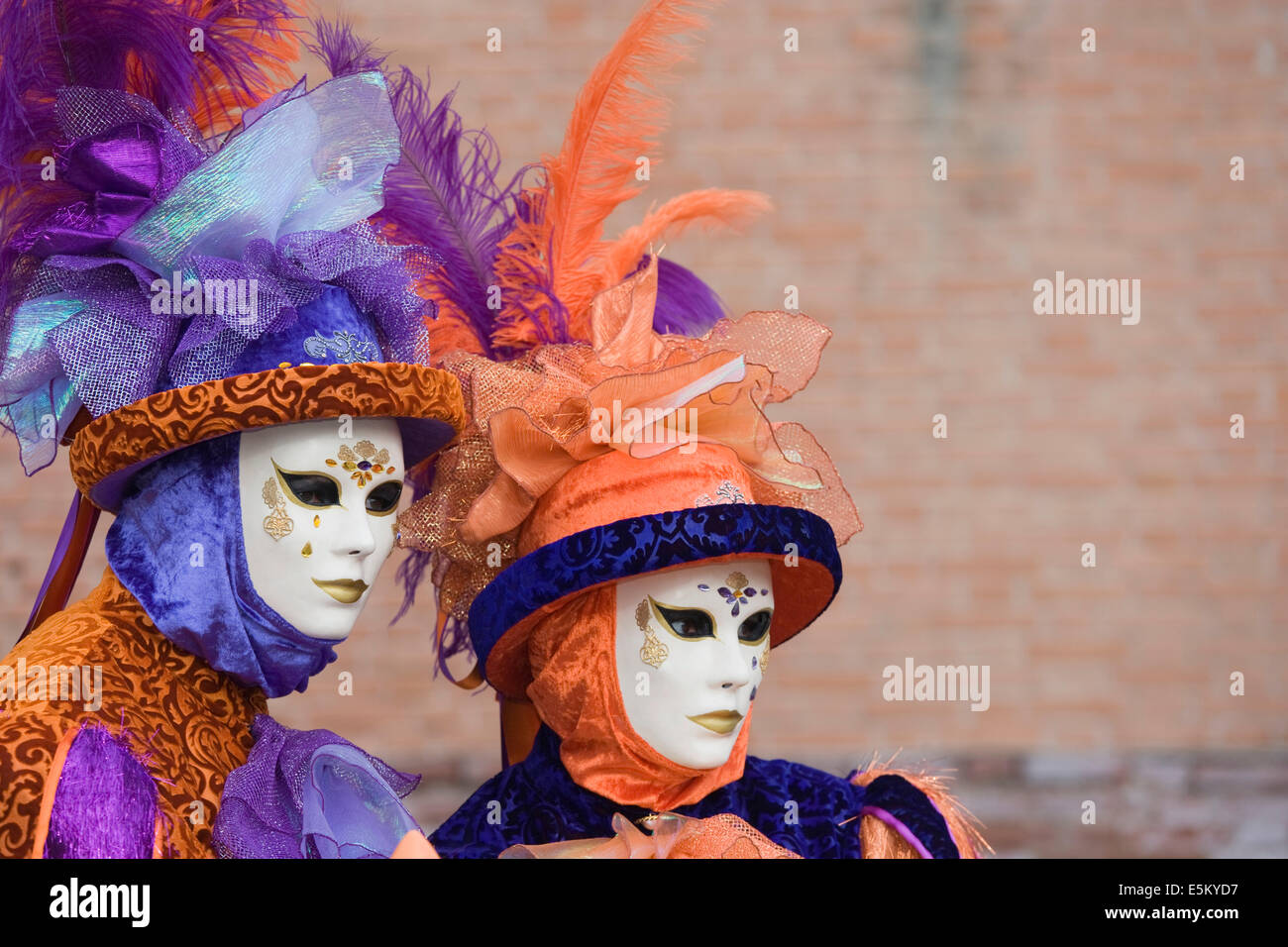 Las mujeres en trajes de carnaval veneciano, Italiano día, Commercial  Drive, Vancouver, British Columbia, Canadá Fotografía de stock - Alamy