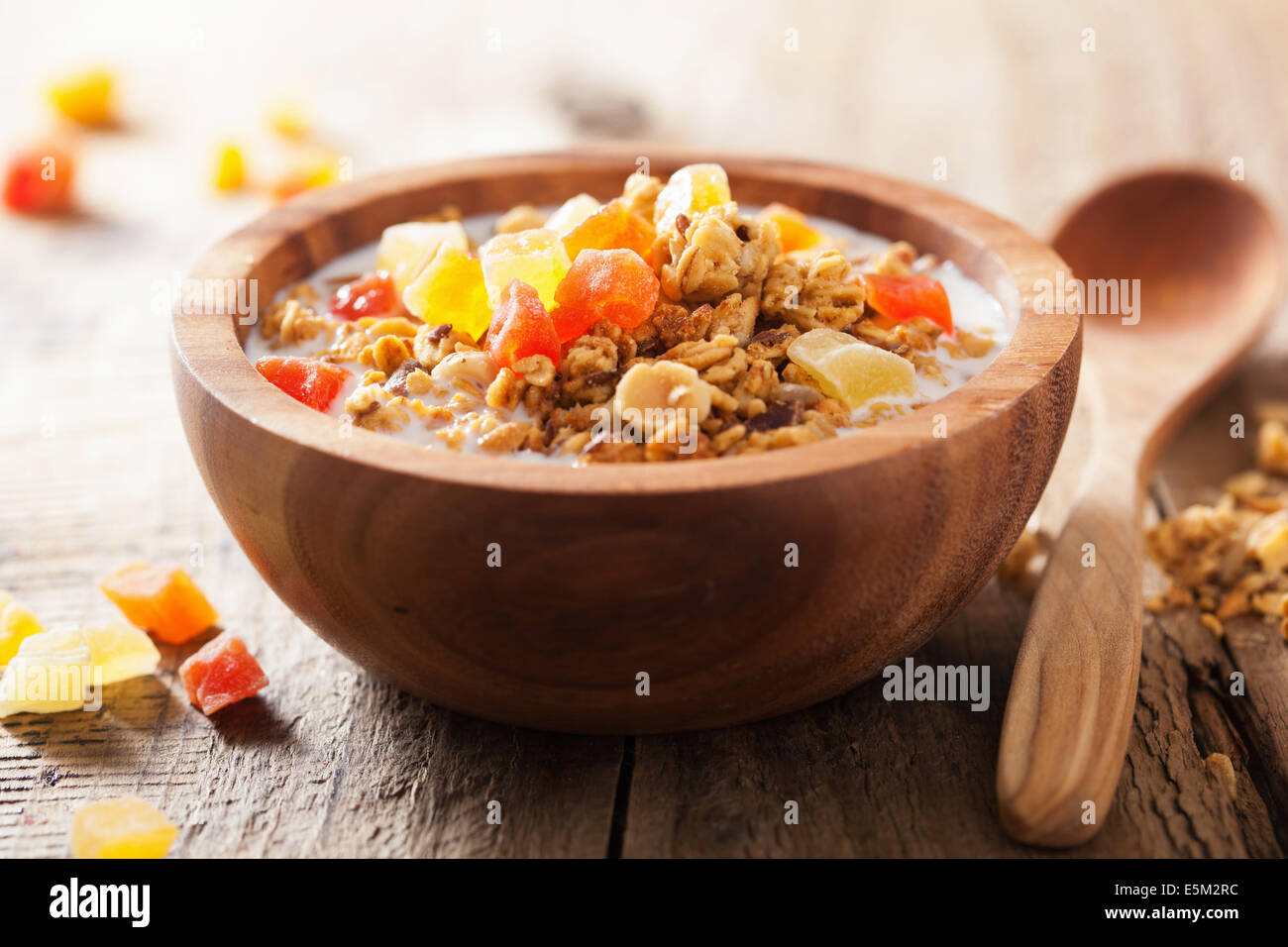 Granola saludable con frutas secas para el desayuno Foto de stock