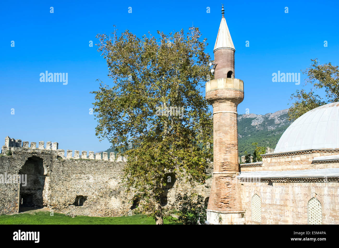 Mamure castillo, Mezquita, Anamur, Anatolia, en el suroeste de Turquía Foto de stock