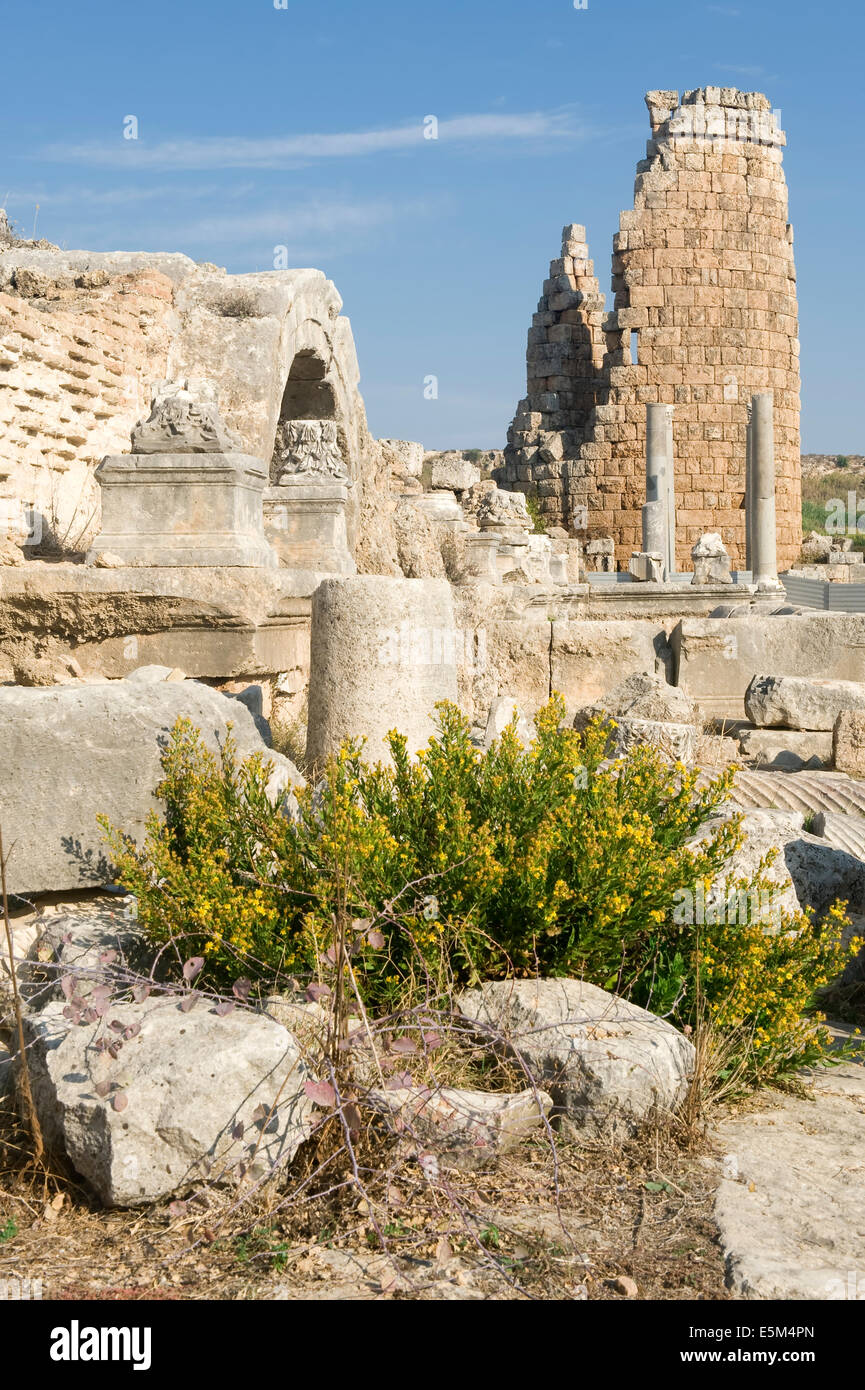 Entrada a las termas romanas, en el fondo de la puerta Helenística, Perge, Antalya, Turquía Foto de stock