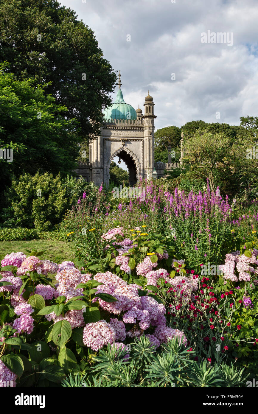 Un rincón de los jardines que rodean la 18c Royal Pavilion en Brighton, East Sussex, Reino Unido Foto de stock