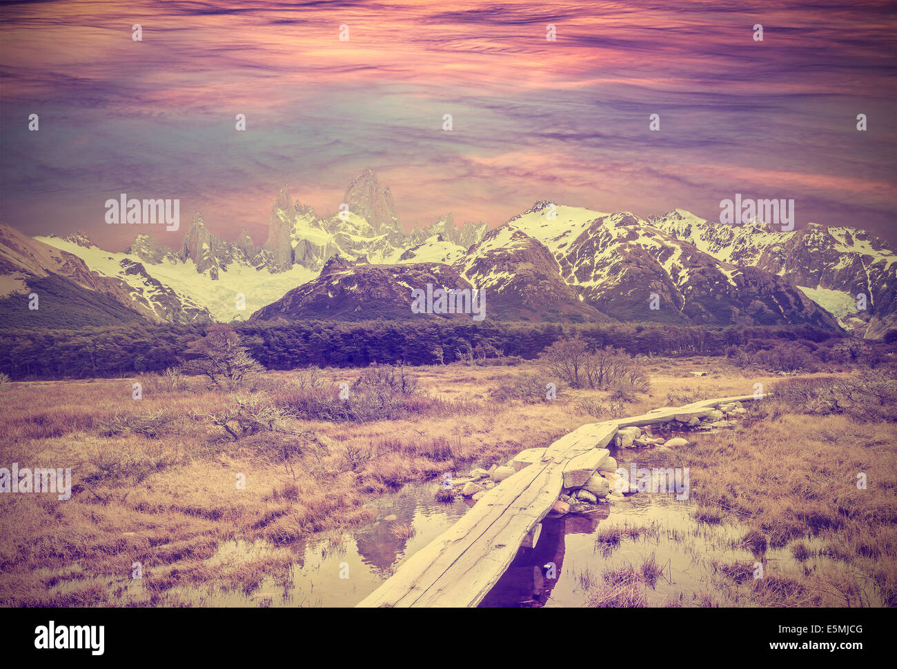 Imagen vintage de la Cordillera de Los Andes, cordillera de Fitz Roy, Argentina Foto de stock