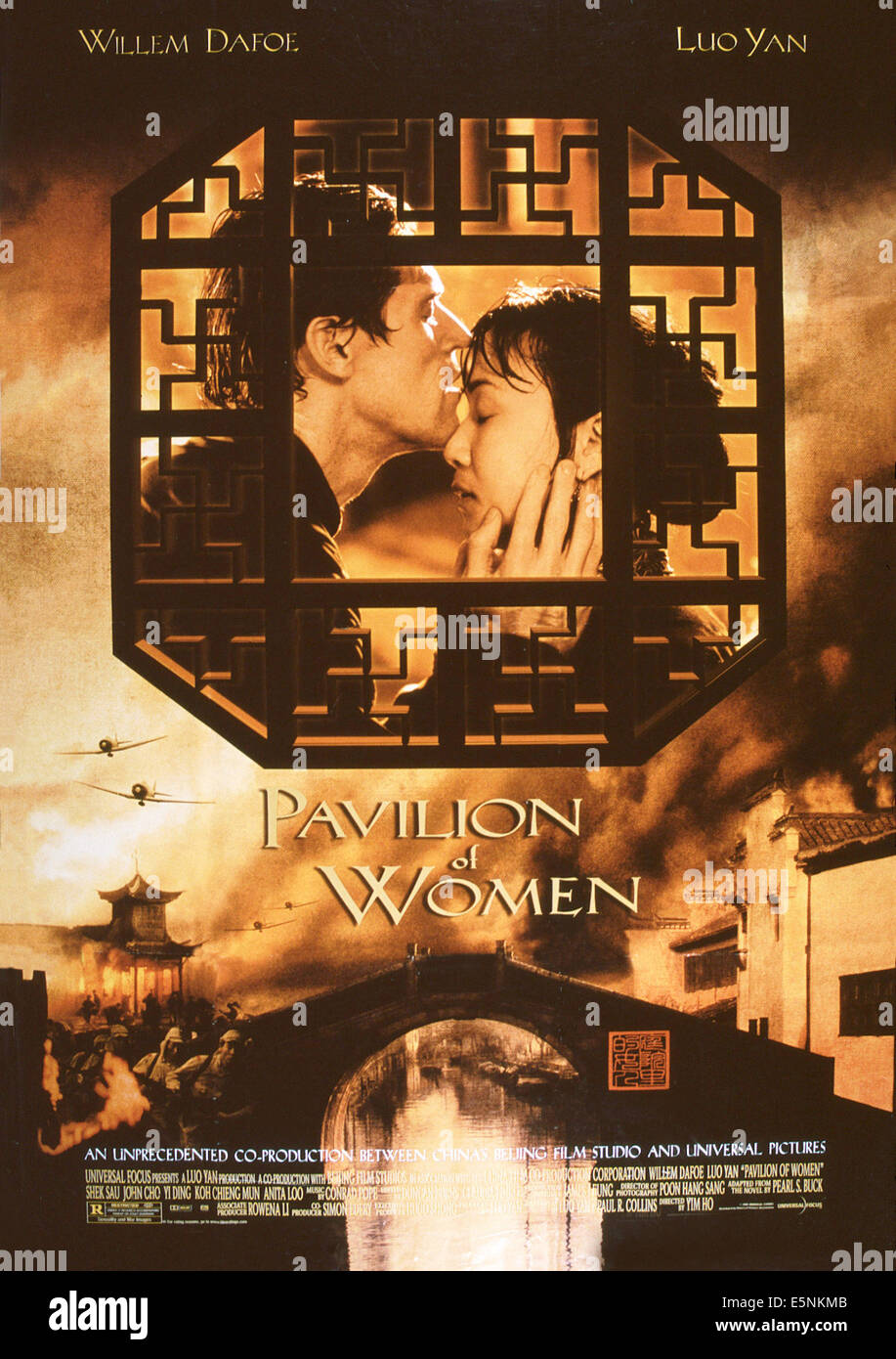 El Pabellon De Mujeres Nosotros Poster Desde La Izquierda Willem Dafoe Yan Luo 2001 C Universal Focus Cortesia Coleccion Everett Fotografia De Stock Alamy