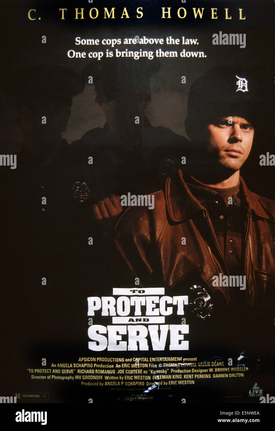 Para proteger y servir, nosotros poster art, C. Thomas Howell, 1992. ©Live  Home Video/cortesía Colección Everett Fotografía de stock - Alamy