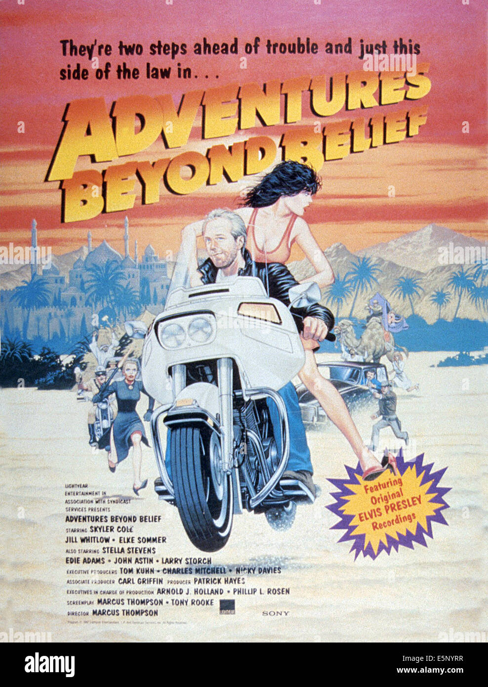 Aventuras MÁS ALLÁ DE LAS CREENCIAS, om motocicleta desde delante, Skyler  Cole, Jill Whitlow, 1987 © Lightyear Entertainment/cortesía Everett  Fotografía de stock - Alamy
