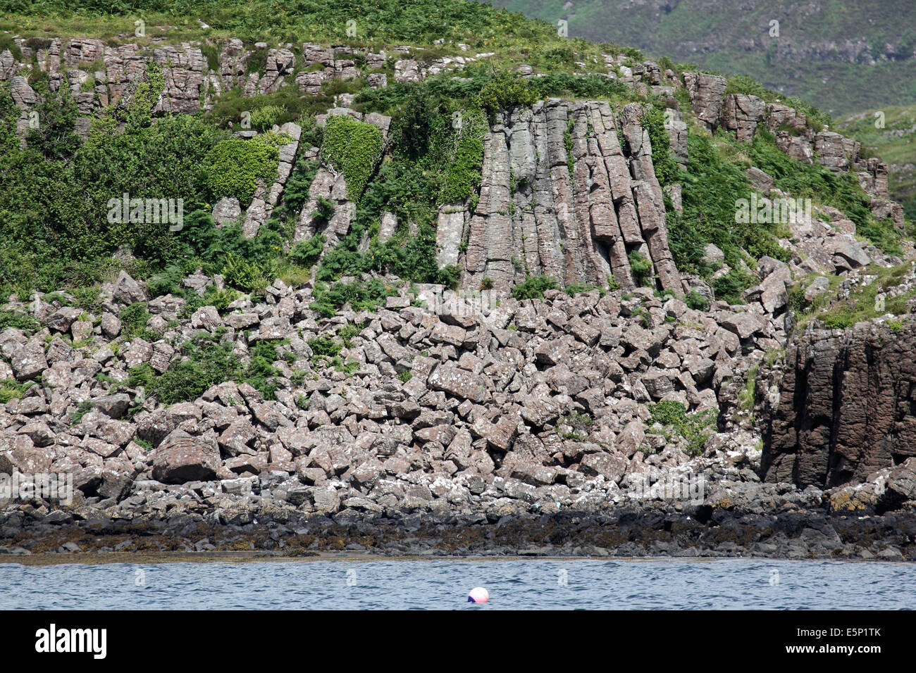 Columnas de basalto cerca de Ulva en el sonido de la Ulva, Isle Of Mull, Escocia, julio de 2014 Foto de stock