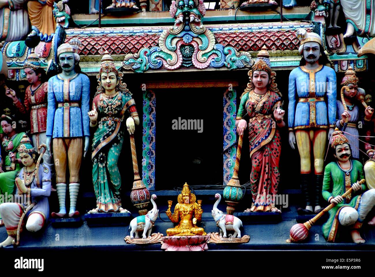Singapur: Las figuras que adornan la entrada sikhara tower en el 1827 Sri Mariamman templo hindú en Chinatown Foto de stock