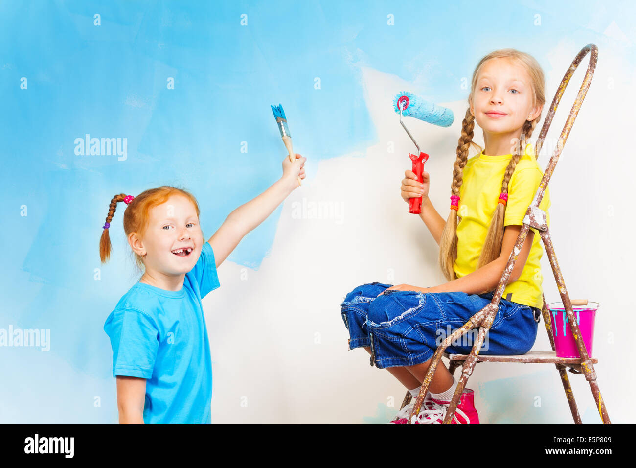 Dos niñas con cepillos Foto de stock