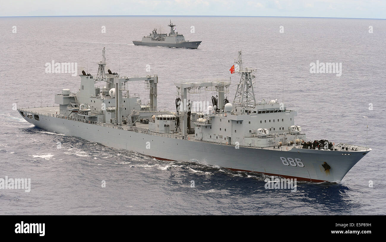 La Marina y el Ejército Popular de Liberación del buque Qiandaohu reposición durante el ejercicio de la Pacific Rim, 25 de julio de 2014 frente a las costas de Hawai. Foto de stock