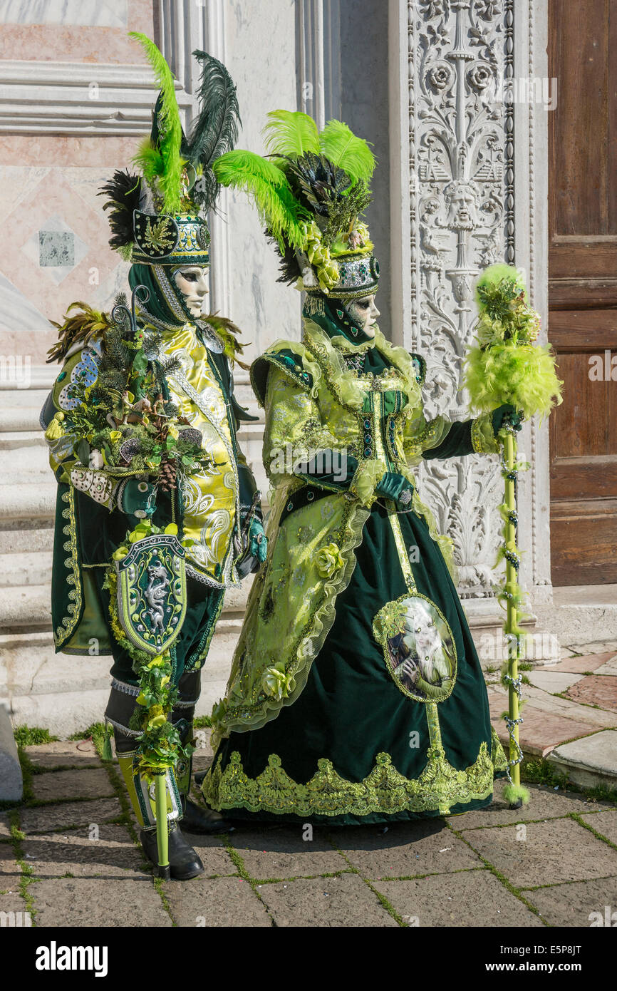 Trajes de carnaval verde fotografías e imágenes de alta resolución - Alamy