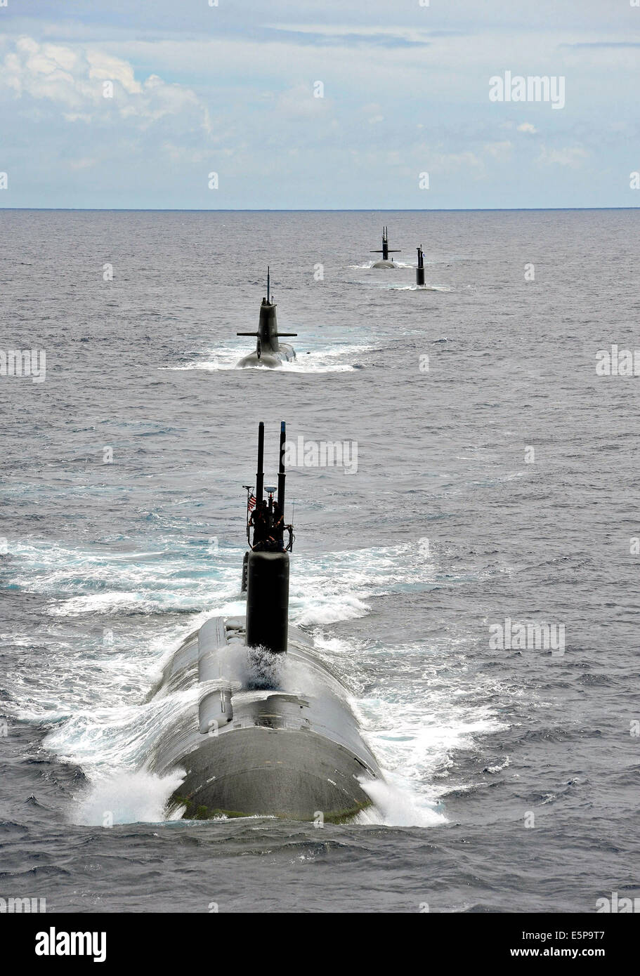 La US Navy rápidas de ataque clase Los Angeles submarino USS Charlotte lidera un grupo de pulirla subtitulos en formación durante el ejercicio de la Pacific Rim, 25 de julio de 2014 frente a las costas de Hawai. Foto de stock