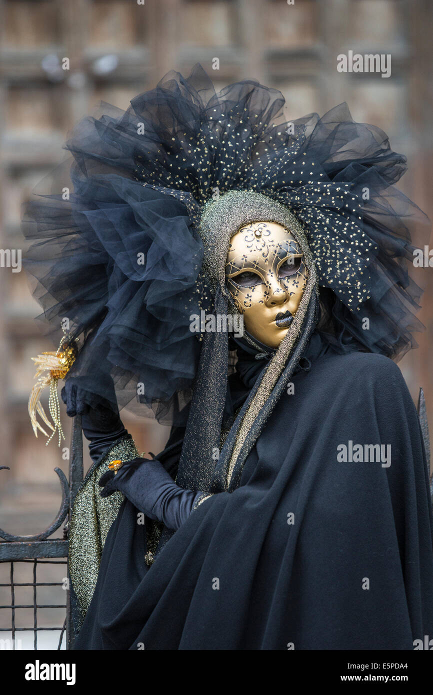 Mujer en traje negro con oro y encajes tocado por la iglesia de San  Zaccaria durante el Carnaval en Venecia Fotografía de stock - Alamy
