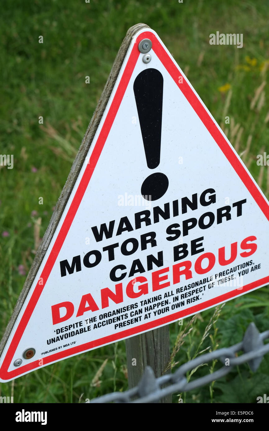 El deporte del motor es peligrosa señal de advertencia en el hipódromo. Foto de stock