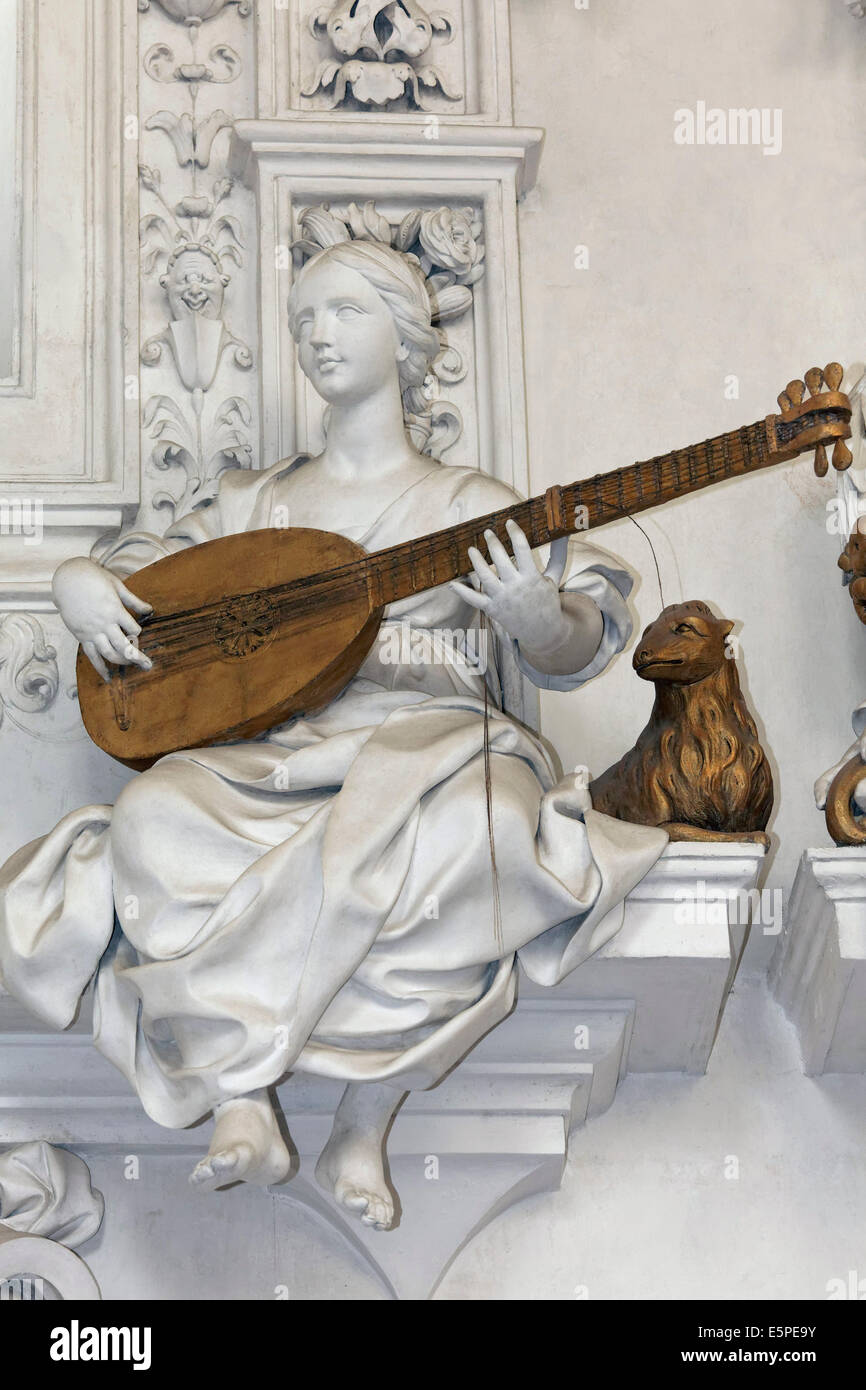 Estatua femenina tocando un instrumento de cuerda, estucos barrocos figura por Giacomo Serpotta, Oratorio del Rosario di Santa Cita Foto de stock