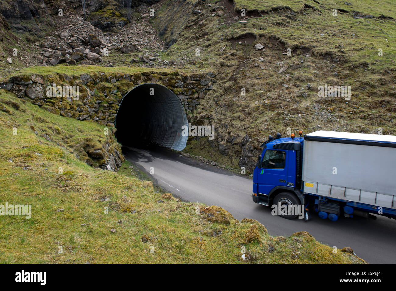 La conducción de camiones en un túnel de vía única entre Husar y Mikladalur, Kalsoy, Islas Feroe, Dinamarca Foto de stock