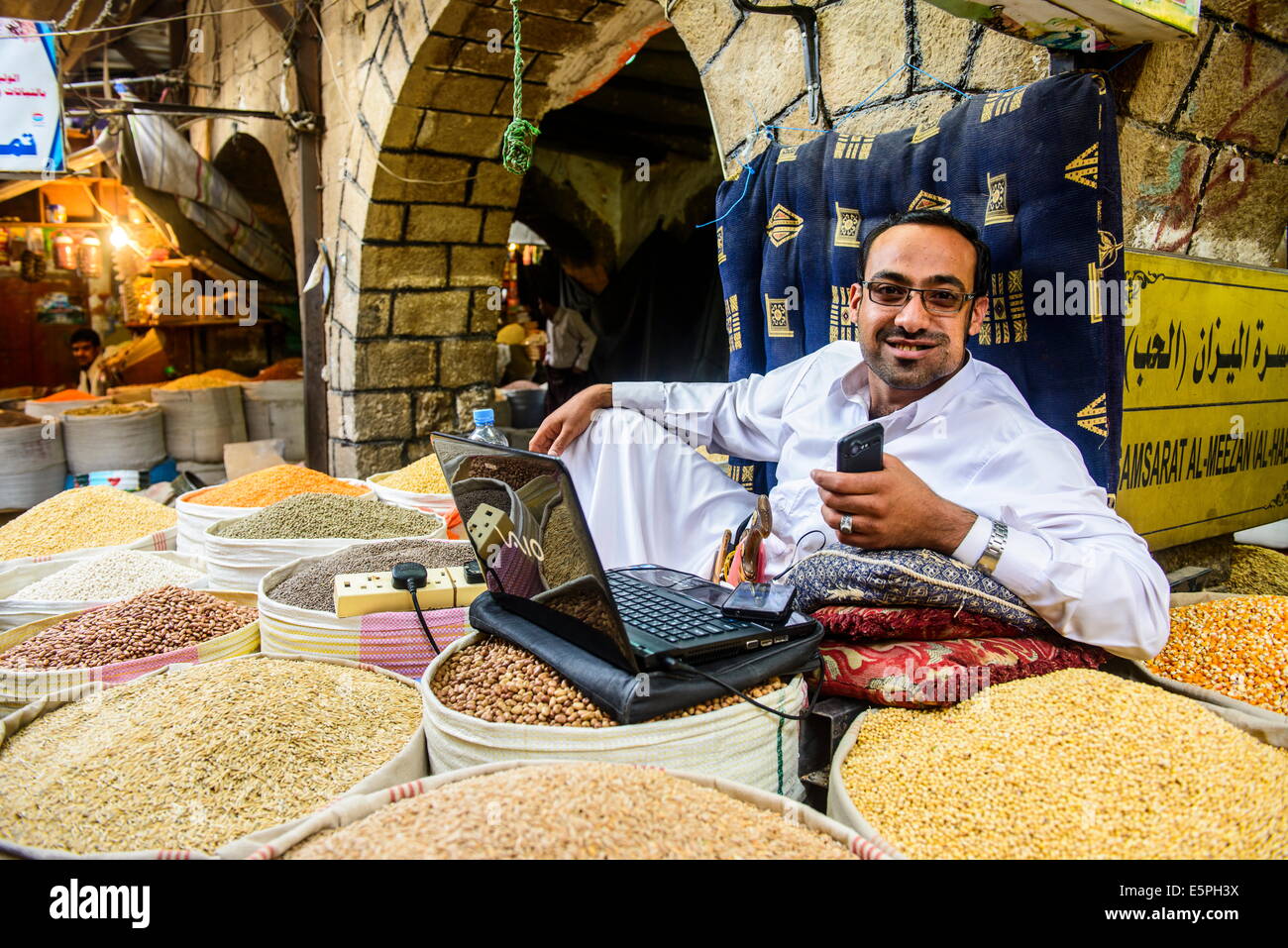 Tendero en el mercado de las especias, en el casco antiguo, declarado Patrimonio de la Humanidad por la UNESCO, Sanaa, Yemen, Oriente Medio Foto de stock