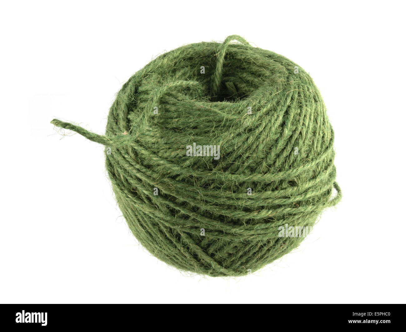 Bola Verde de cuerda o hilo sobre un fondo blanco. Foto de stock