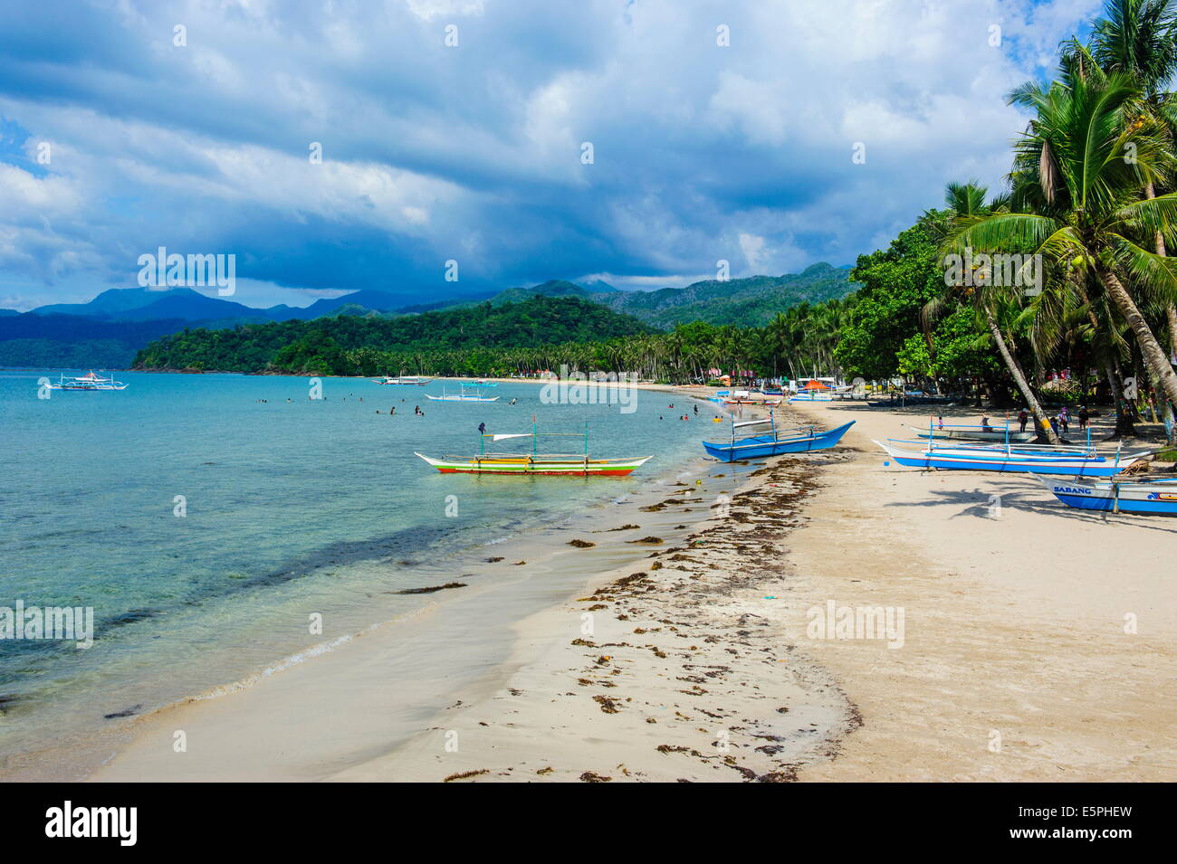 La playa en frente de la nueva maravilla del mundo, el río subterráneo Puerto Princesa, sitio UNESCO, Palawan, Filipinas Foto de stock