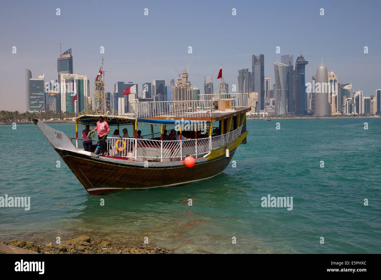 Pequeñas embarcaciones y el centro de la ciudad skyline, Doha, Qatar, Oriente Medio Foto de stock