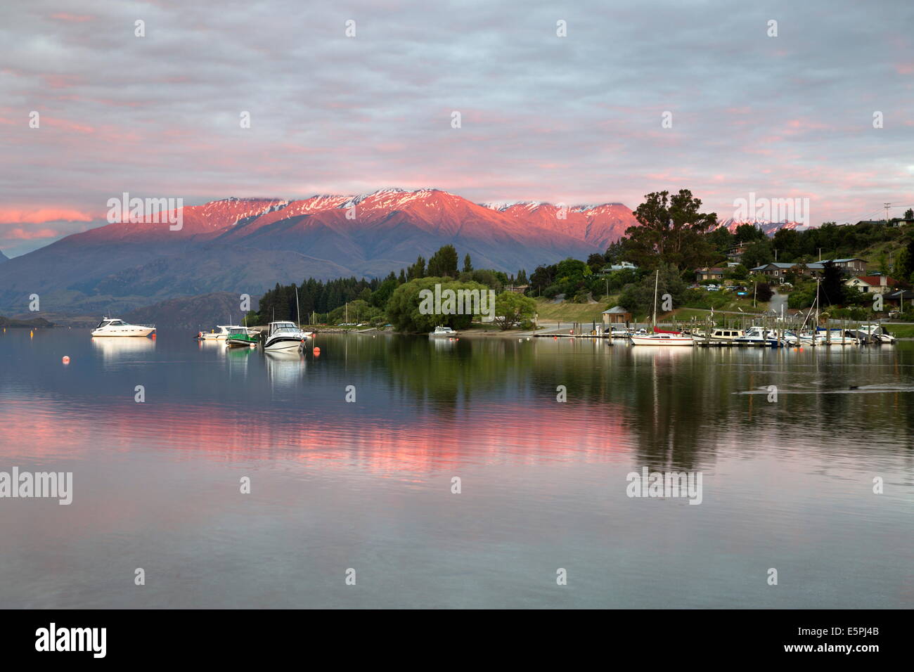 Amanecer sobre el Lago Wanaka, Wanaka, Otago, Isla del Sur, Nueva Zelanda, el Pacífico Foto de stock