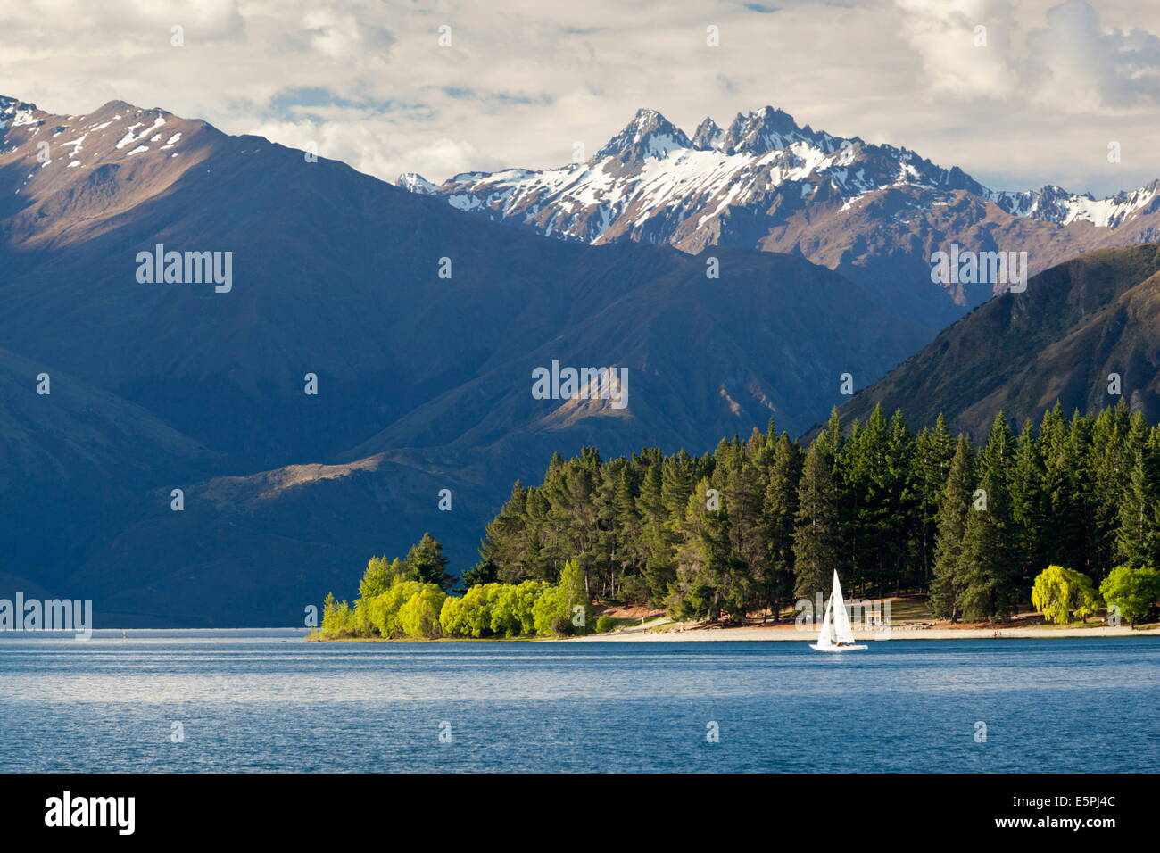 Navegar por el Lago Wanaka, Wanaka, Otago, Isla del Sur, Nueva Zelanda, el Pacífico Foto de stock